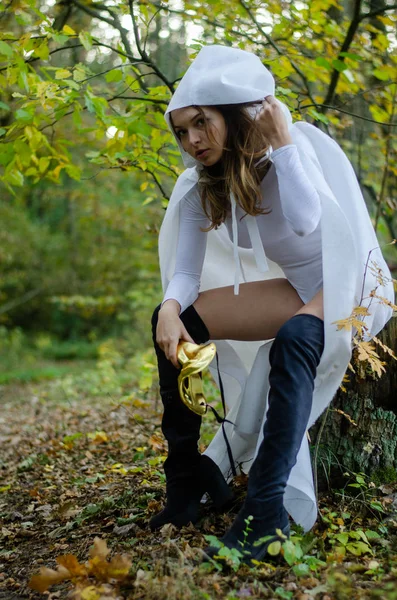 Sexy Joven Con Traje Cuerpo Blanco Capa Posando Bosque — Foto de Stock