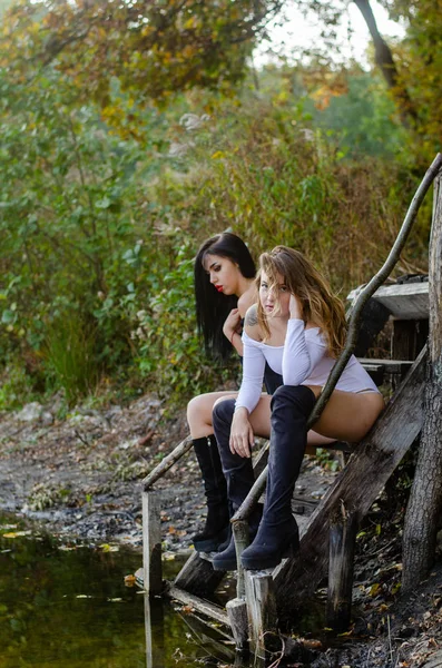Dos Chicas Jóvenes Sexy Vistiendo Trajes Negros Blancos Posando Junto —  Fotos de Stock