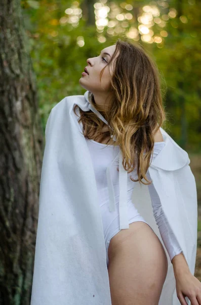 Sexy Jovem Menina Vestindo Branco Bodysuit Capa Posando Floresta — Fotografia de Stock