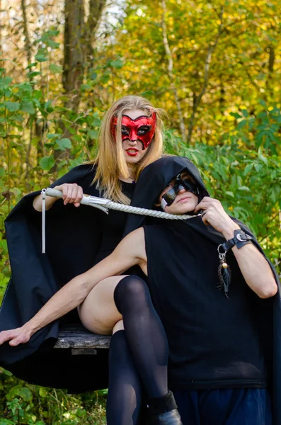 Chica Con Hombre Usando Ropa Halloween Bosque — Foto de Stock