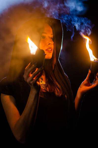 загадочная девушка в черном плаще, шабаш ведьмы в лесу ночью у костра