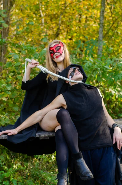 Chica Con Hombre Usando Ropa Halloween Bosque — Foto de Stock