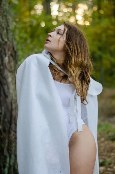 Sexy Mladá Dívka Bílém Obleku Plášť Pózování Lese — Stock fotografie