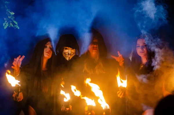 Geheimnis Junge Mädchen Und Männer Schwarzen Mänteln Hexensabbat Den Wäldern — Stockfoto