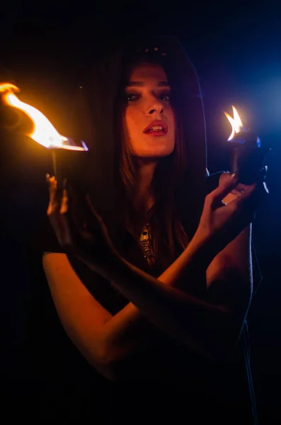 黒いマントを着た謎の少女 たき火で夜森の中の魔女の安息日 — ストック写真