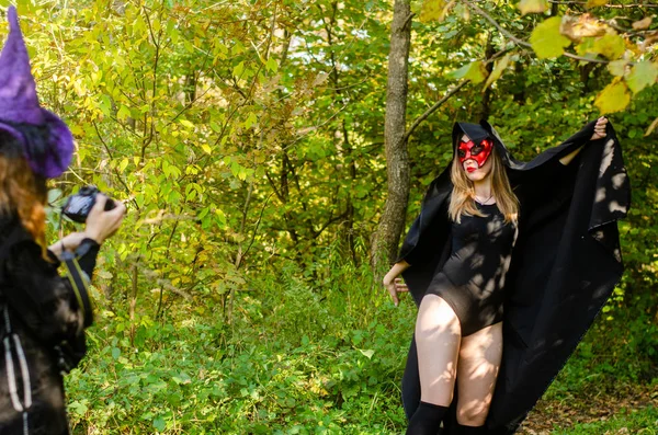 Chicas Usando Ropa Halloween Bosque — Foto de Stock