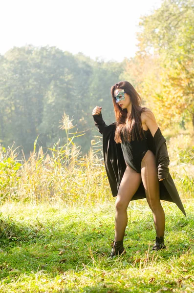 Vacker Ung Kvinna Svart Karneval Kostym Och Mask Poserar Skogen — Stockfoto