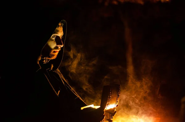 Portret Odważny Wojownik Wędrowca Czarny Płaszcz Historyczną Fantasy Halloween — Zdjęcie stockowe