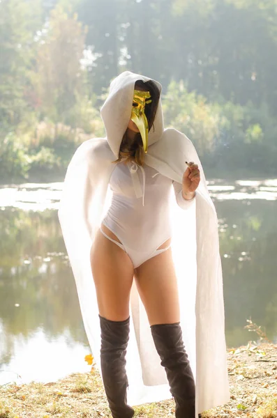 Mädchen Weißem Regenmantel Und Schwarzer Maske Faschingswald — Stockfoto