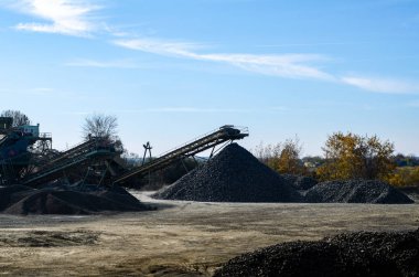 Çakıl ve sonraki çimento üretimi içine eski beton levhalar kırma için şantiye veya maden ocağı tarafından Mobil Taş kırıcı makinesi.