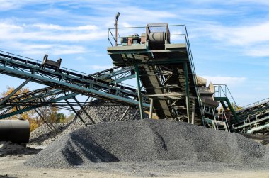 Çakıl ve sonraki çimento üretimi içine eski beton levhalar kırma için şantiye veya maden ocağı tarafından Mobil Taş kırıcı makinesi.