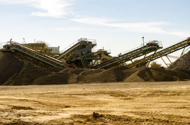 Çakıl ve sonraki çimento üretimi içine eski beton levhalar kırma için şantiye veya maden ocağı tarafından Mobil Taş kırıcı makinesi.