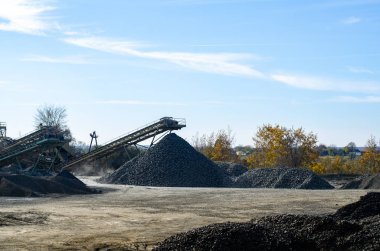 Çakıl ve sonraki çimento üretimi içine eski beton levhalar kırma için şantiye veya maden ocağı tarafından Mobil Taş kırıcı makinesi.