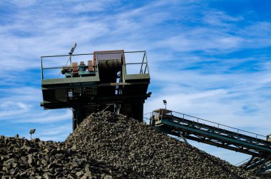 Çakıl ve sonraki çimento üretimi içine eski beton levhalar kırma için şantiye veya maden ocağı tarafından Mobil Taş kırıcı makinesi.