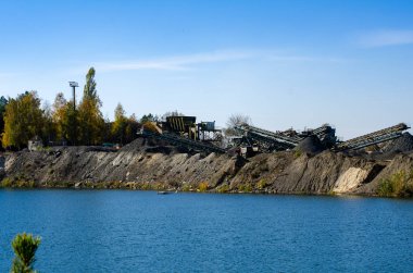 Çakıl ve sonraki çimento üretimi içine eski beton levhalar kırma için şantiye veya maden ocağı tarafından Mobil Taş kırıcı makinesi.