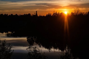 Gün batımı ufuk deniz su manzara. Gün batımı deniz ufuk panorama. Günbatımı turuncu günbatımı deniz ufuk manzaraya