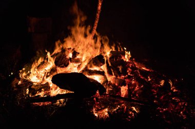 Gece kamp ateşi ile sol tarafında kullanılabilir alan.