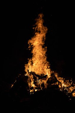 Gece kamp ateşi ile sol tarafında kullanılabilir alan.