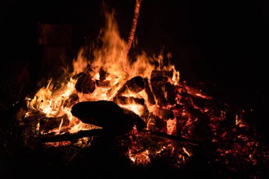 Gece kamp ateşi ile sol tarafında kullanılabilir alan.