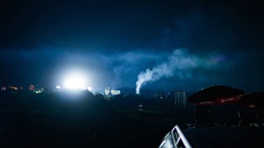 Sıcak hava balonu gökyüzünün altında Samanyolu ve geceleri parlayan yıldızla muhteşem bir Kapadokya üzerinde uçuyor.  