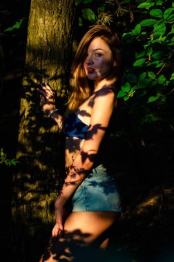 Güzel seksi kız karanlık orman