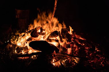 Gece kamp ateşi ile sol tarafında kullanılabilir alan.