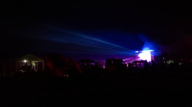 Sıcak hava balonu gökyüzü altında Samanyolu ve geceleri parlayan yıldızla muhteşem bir kapadokya uçuyor.  