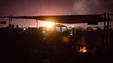 Sıcak hava balonu gökyüzünün altında Samanyolu ve geceleri parlayan yıldızla muhteşem bir Kapadokya üzerinde uçuyor.  