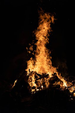 Gece kamp ateşi ile sol tarafında kullanılabilir alan.
