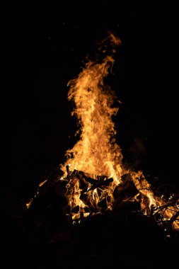 Gece kamp ateşi ile sol tarafında kullanılabilir alan.