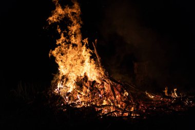 Gece kamp ateşi ile sol tarafında kullanılabilir alan.