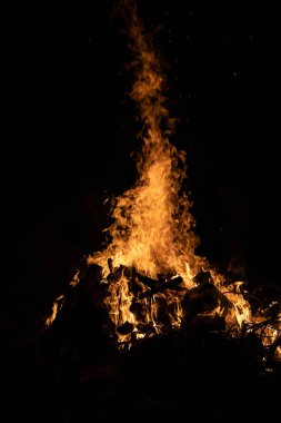 Gece kamp ateşi ile sol tarafında kullanılabilir alan.