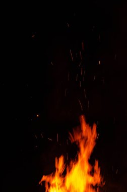 Gece kamp ateşi ile sol tarafında kullanılabilir alan.