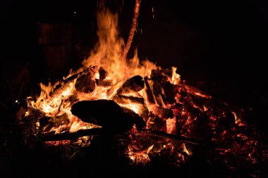 Gece kamp ateşi ile sol tarafında kullanılabilir alan.