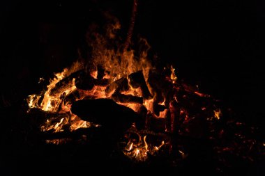 Gece kamp ateşi ile sol tarafında kullanılabilir alan.