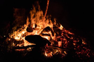 Gece kamp ateşi ile sol tarafında kullanılabilir alan.