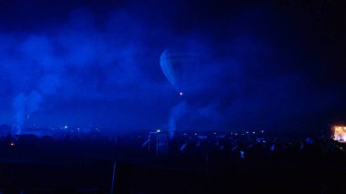 Sıcak hava balonu gökyüzünün altında Samanyolu ve geceleri parlayan yıldızla muhteşem bir Kapadokya üzerinde uçuyor. 