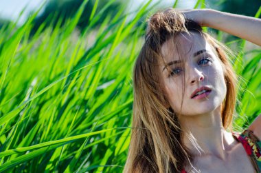Moda Sanatı Fotoğrafı. Moonlight Gecesi Model Kız Portresi. Sexy Glamour Mystical Beautiful Woman mavi elbiseli, bastonlar içinde su arka planına karşı duruyor. Güzel moda yaratıcı çekim.