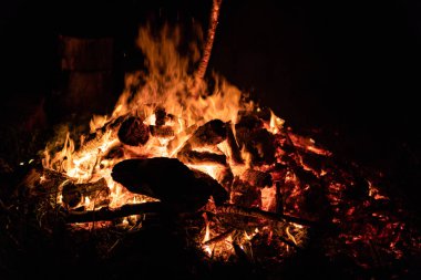 Gece kamp ateşi ile sol tarafında kullanılabilir alan.