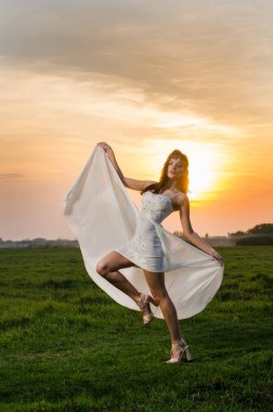 Genç Güzel Kız Moda Ormanı Açık Hava Moda Konsepti