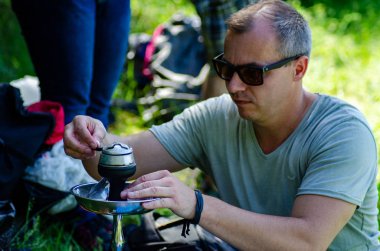 Nargile bir kase tütün pişirir..