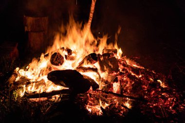 Gece kamp ateşi ile sol tarafında kullanılabilir alan.