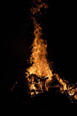 Gece kamp ateşi ile sol tarafında kullanılabilir alan.