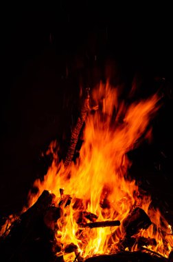 Gece kamp ateşi ile sol tarafında kullanılabilir alan.