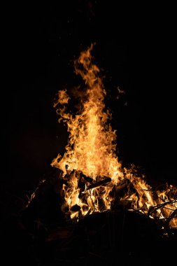 Gece kamp ateşi ile sol tarafında kullanılabilir alan.