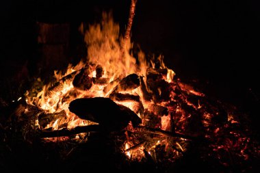 Gece kamp ateşi ile sol tarafında kullanılabilir alan.