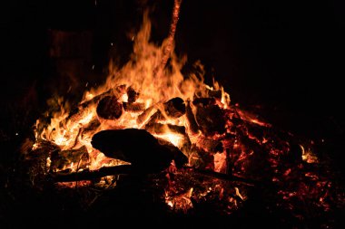 Gece kamp ateşi ile sol tarafında kullanılabilir alan.