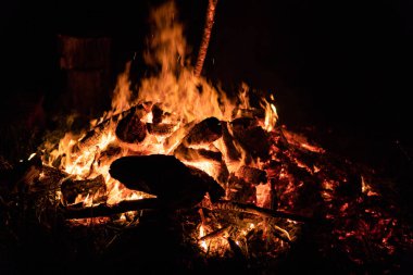 Gece kamp ateşi ile sol tarafında kullanılabilir alan.