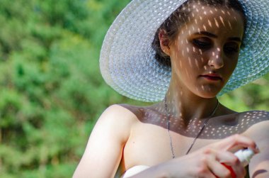 Şapkalı kız güneşli göl sahillerinde vakit geçiriyor. 