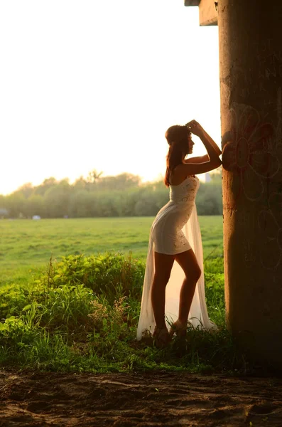 Jong mooi schattig meisje modieuze jurk bos buiten mode concept — Stockfoto